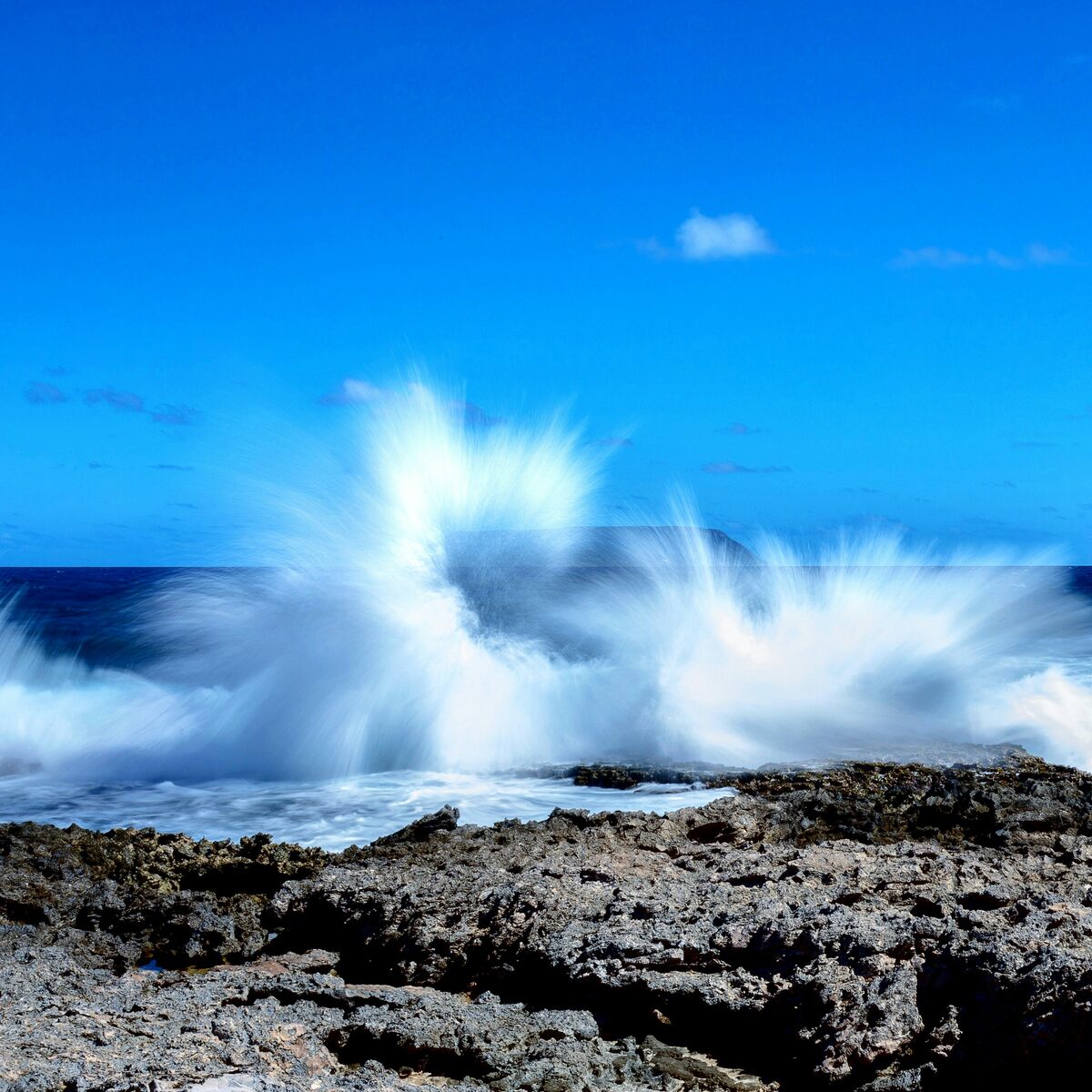 Vagues deferlantes sur une plage de Guadeloupe, annonces en Guadeloupe sur Full Annonces