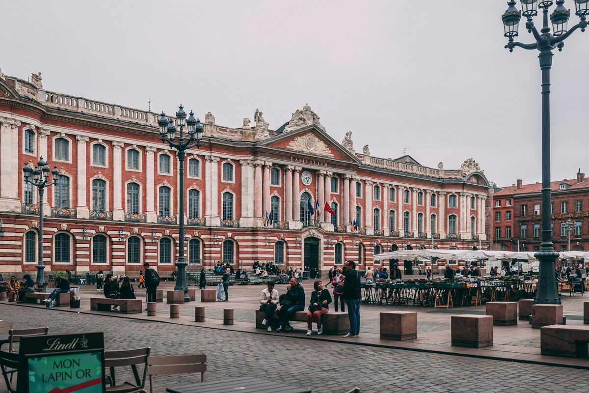 Le Capitole de Toulouse en arriere-plan, annonces en Midi-Pyrenees sur Full Annonces