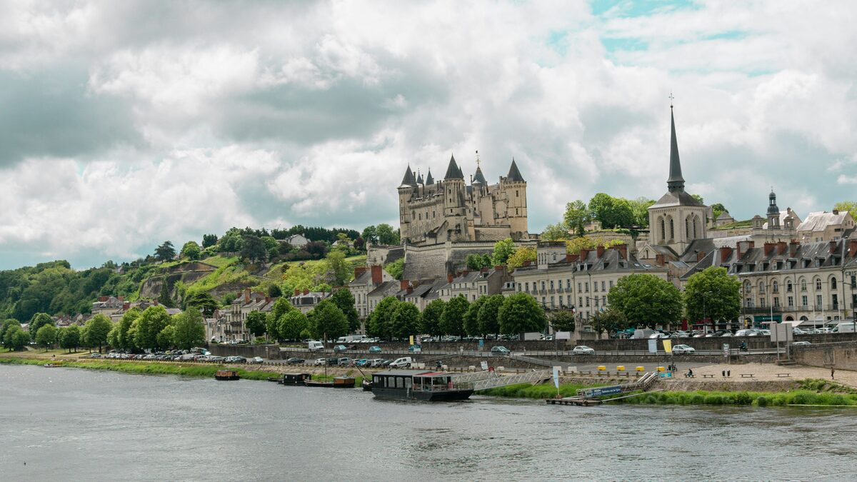 Chateau sur une colline au bord d une riviere, annonces en Pays de Loire sur Full Annonces